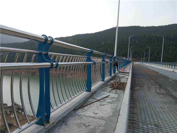 株洲不锈钢桥梁护栏的特点及其在桥梁安全中的重要作用